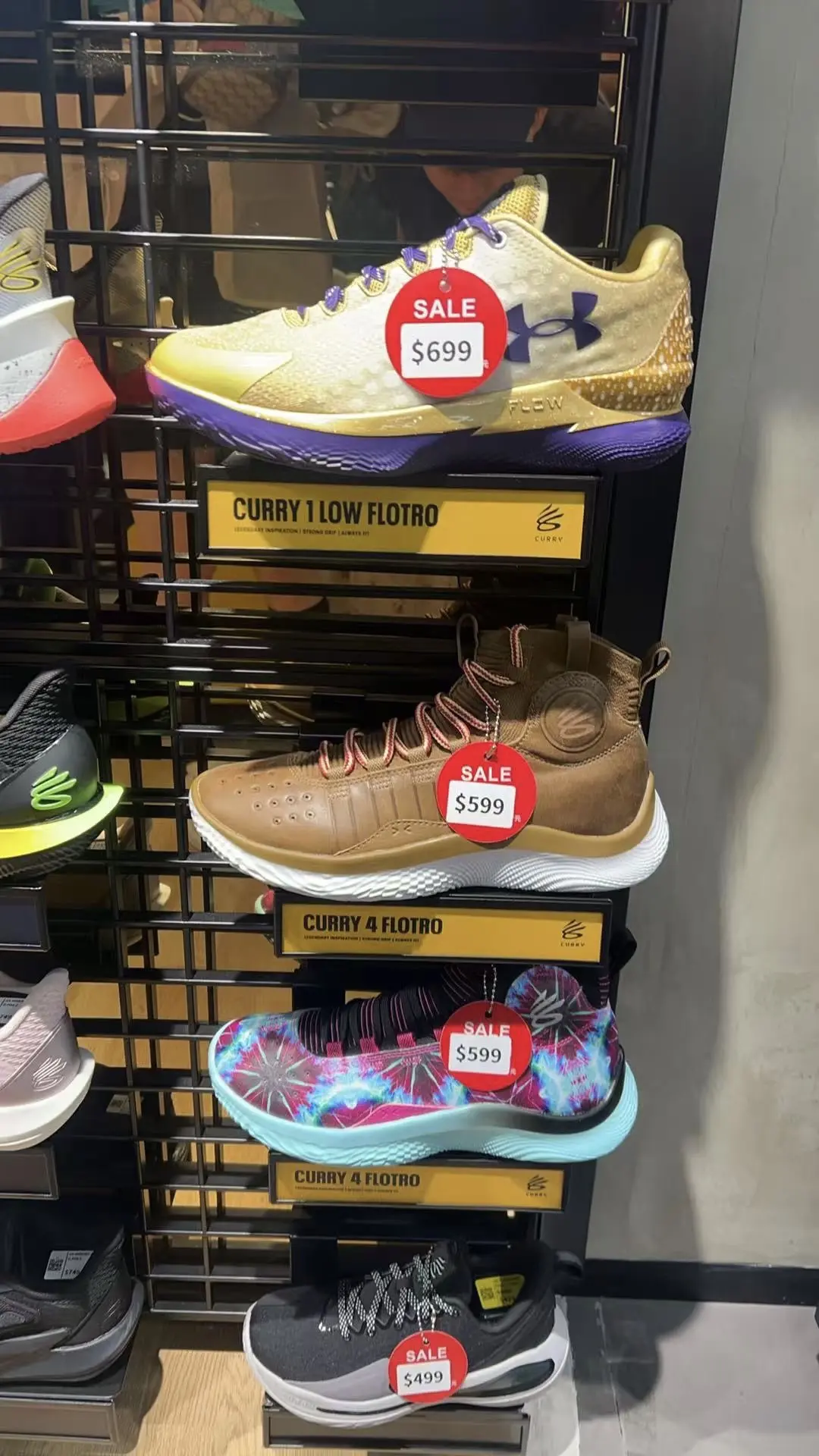 香港的库里鞋款打折已经如期而至了 还有折上折 离得近的朋友可以去看看 ...