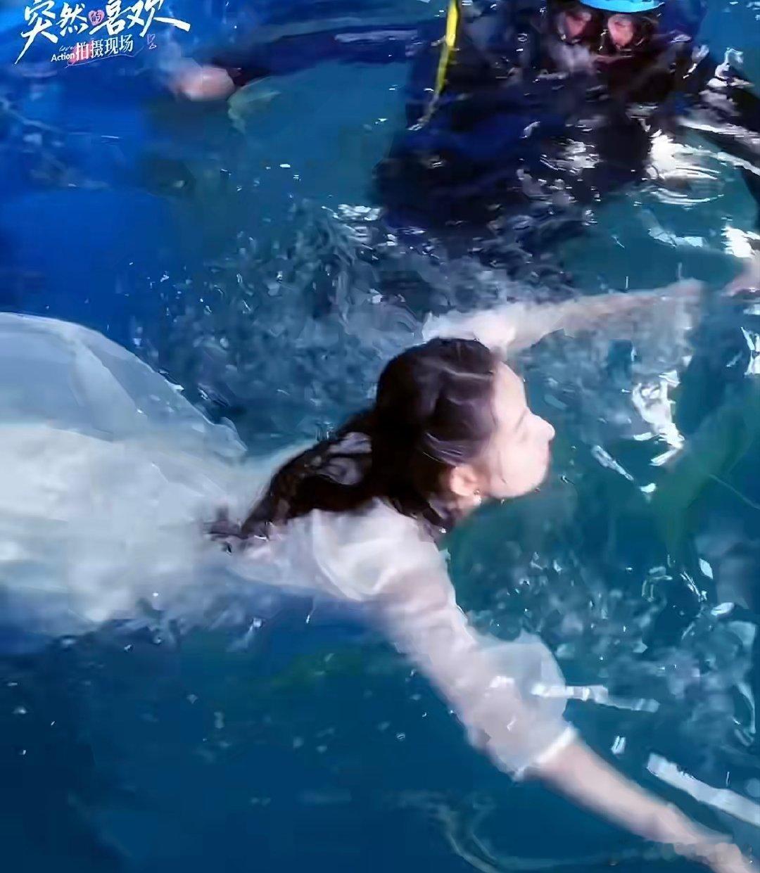 突然的喜欢水下吻居然是实拍  剧组也太用心了！在特效便捷的当下，坚持实拍水下吻戏