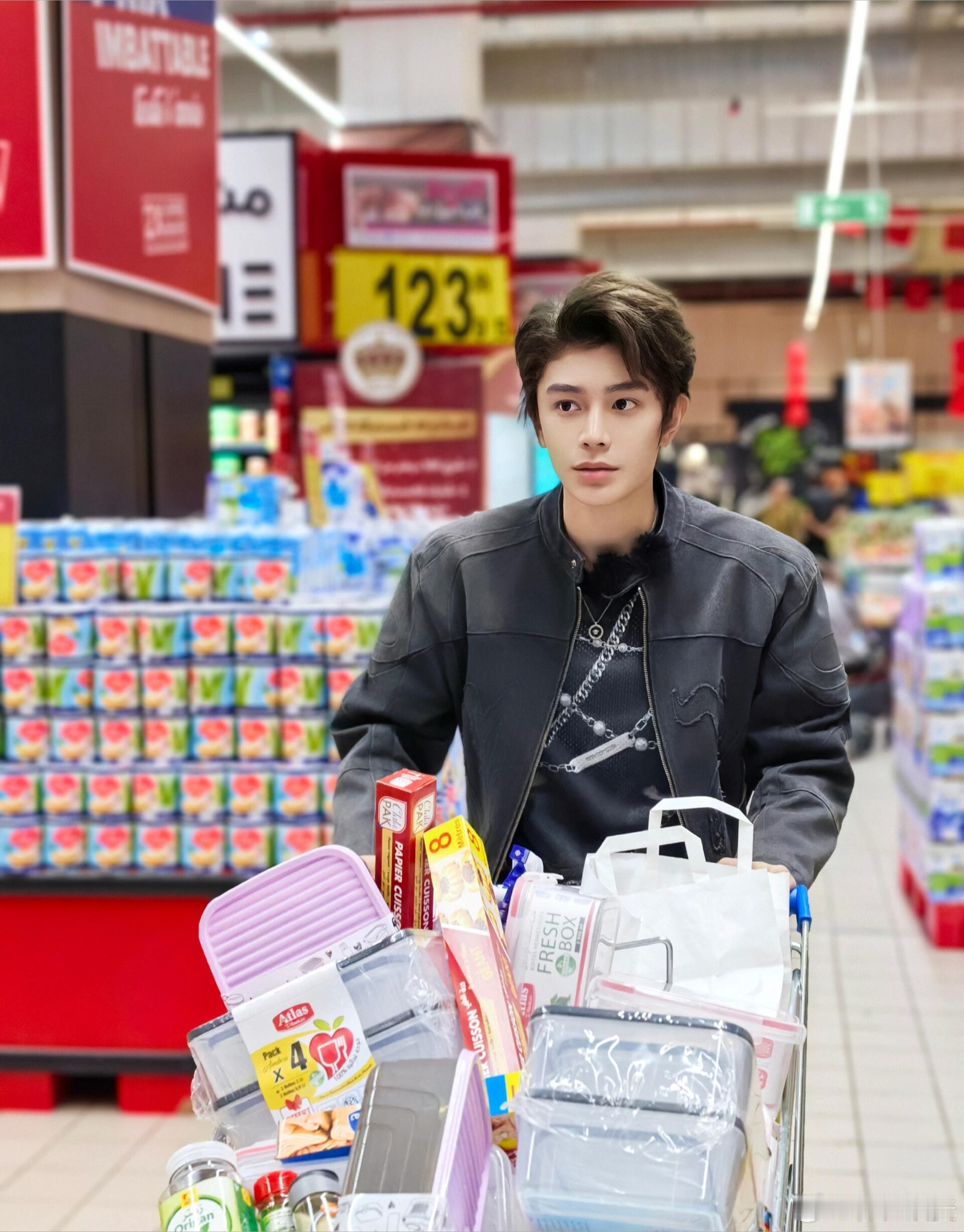 丁禹兮  看中餐厅被丁禹兮圈粉，这个男孩儿眼里有活儿，脑子有智慧，低调谦逊，整个