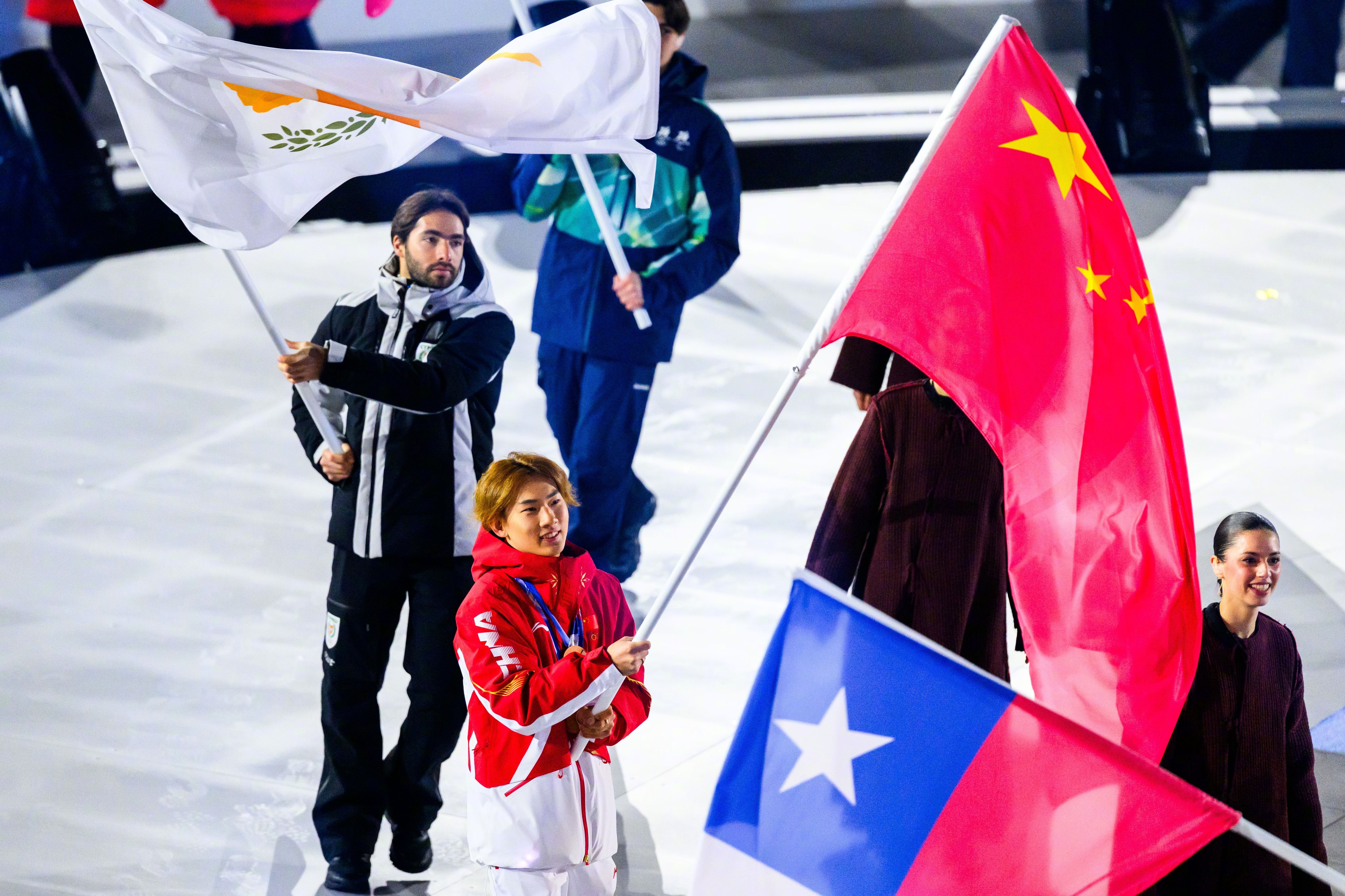 苏翊鸣说举着国旗非常震撼【苏翊鸣、徐梦桃、宁忠岩闭幕式采访：为祖国骄傲，期待法国