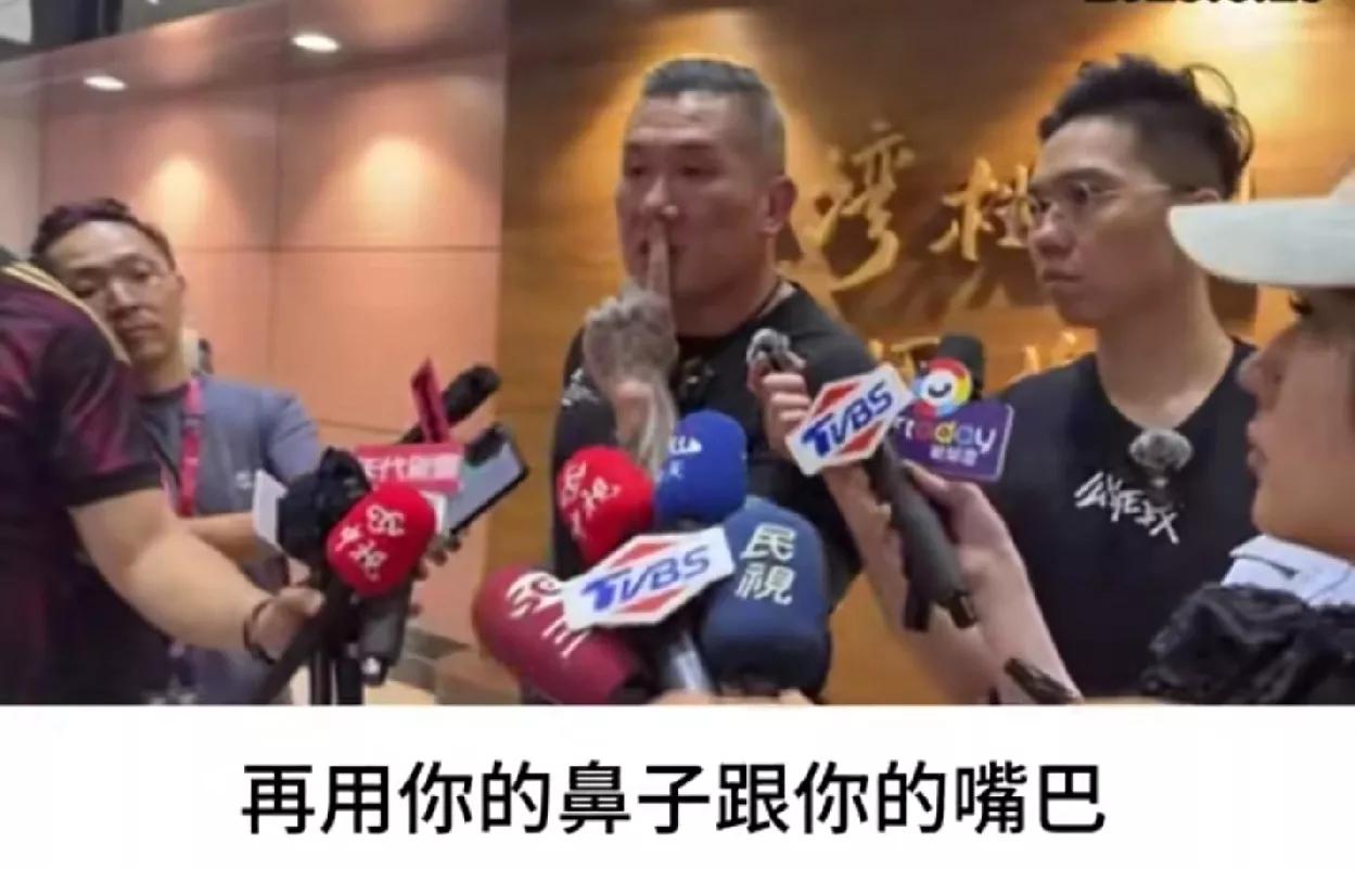 看看这些话筒，就知道馆长真的撕开了一个大口子听，听他回去说的那些话，就知道这是一