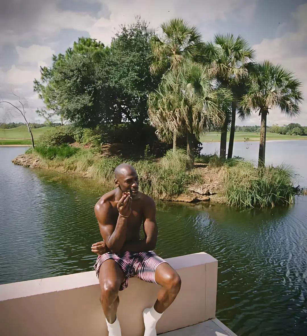 评论区直接炸锅：乔丹体脂3%，比健身博主还狠！大手24.8厘米，单手抓球像吸盘，