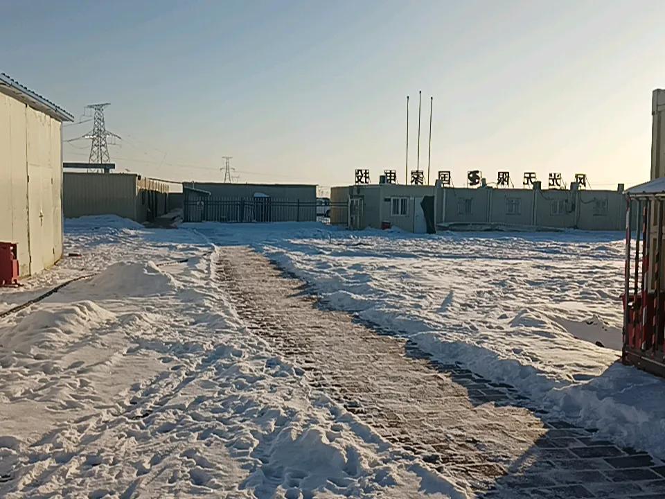 今年冬天的不同 今年冬天在新疆哈巴河县的沙漠里，可真是冷出了新高度！现在零下32