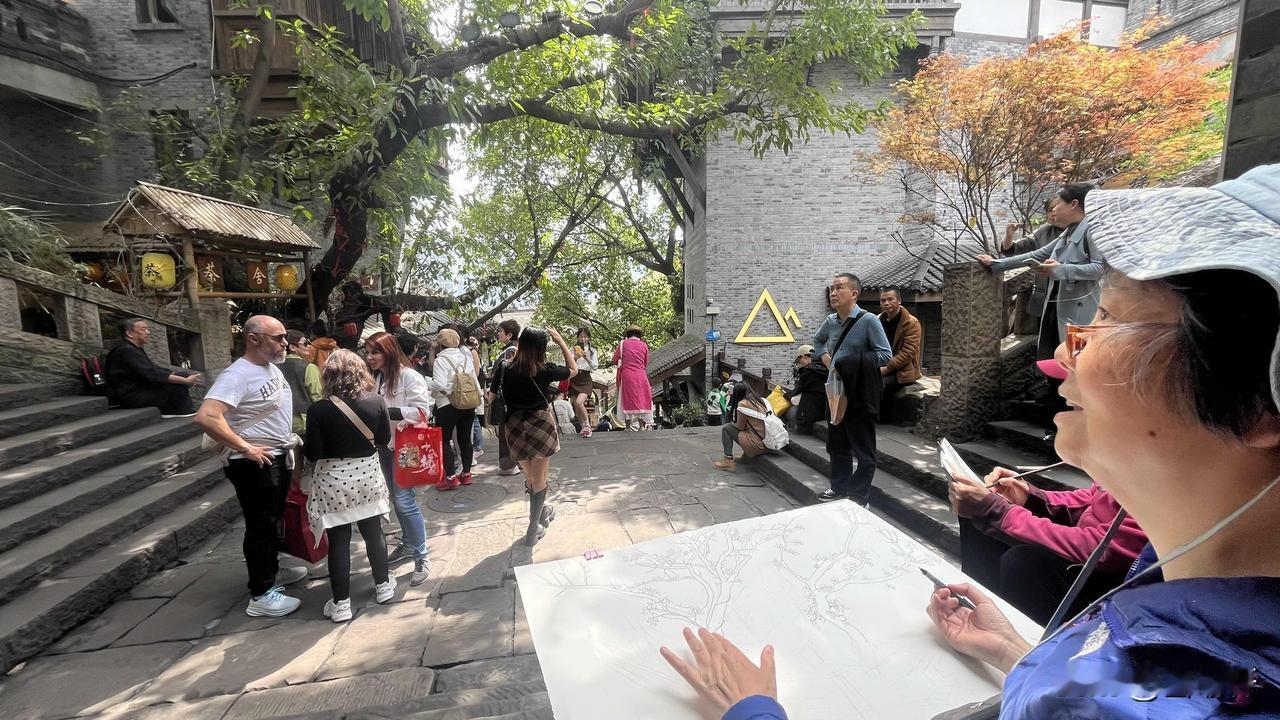 重庆十八梯
“重庆半岛无半里见方之平原，出门即须升或降。下半城与上半城，一高踞而