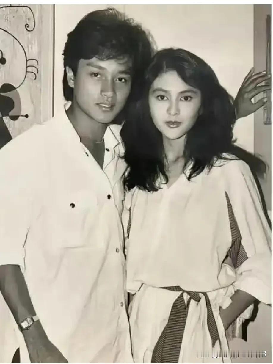 刷到张国荣和关之琳1981年的合影，那年哥哥25岁，关之琳才19岁，时光这东西真