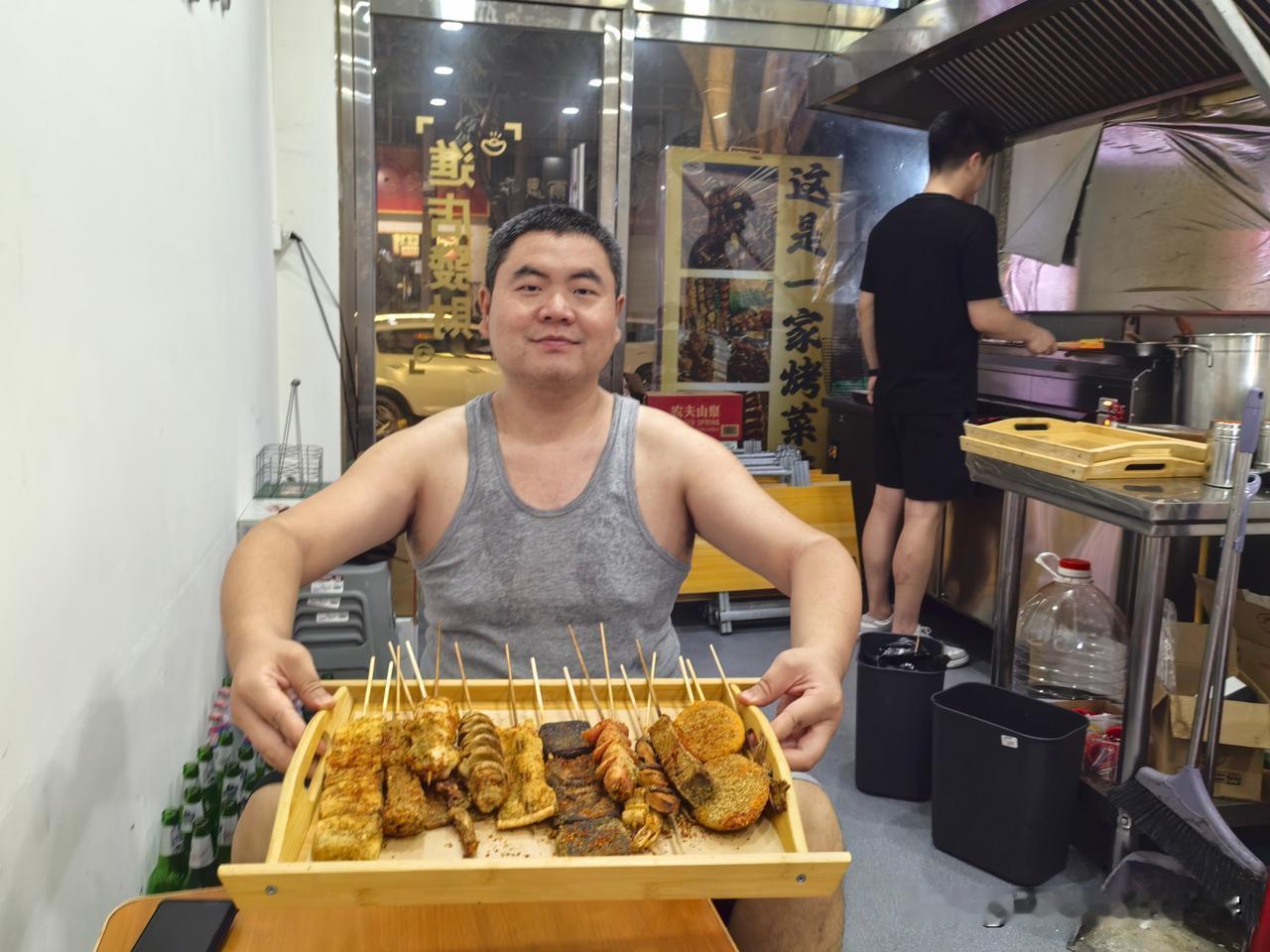 夜晚，在渭南市西岳路，品尝孟记•地摊烤菜。正值伏夏，挨着火炉，吹着空调，吃着烤串