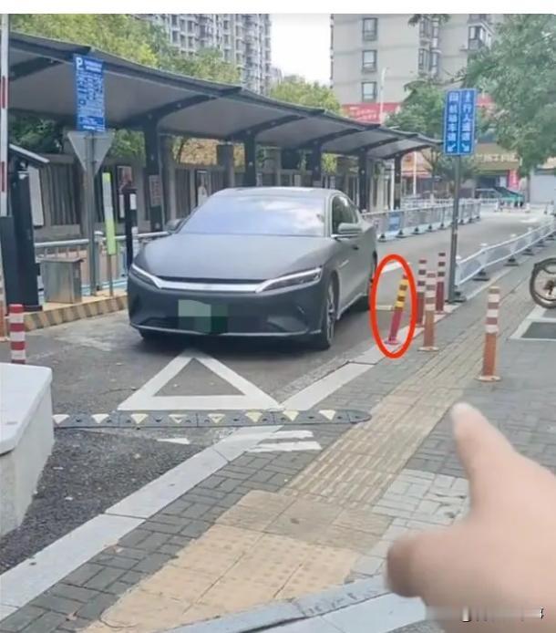 这是勒索！浙江宁波，男子在停车场不小心撞到了一根塑料警示柱，很快就有陌生人联系他