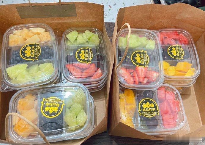 为同剧组工作人员送上准备好不同拼装果切，邓为今日《仙台有树》花絮拍摄，吃到的人也