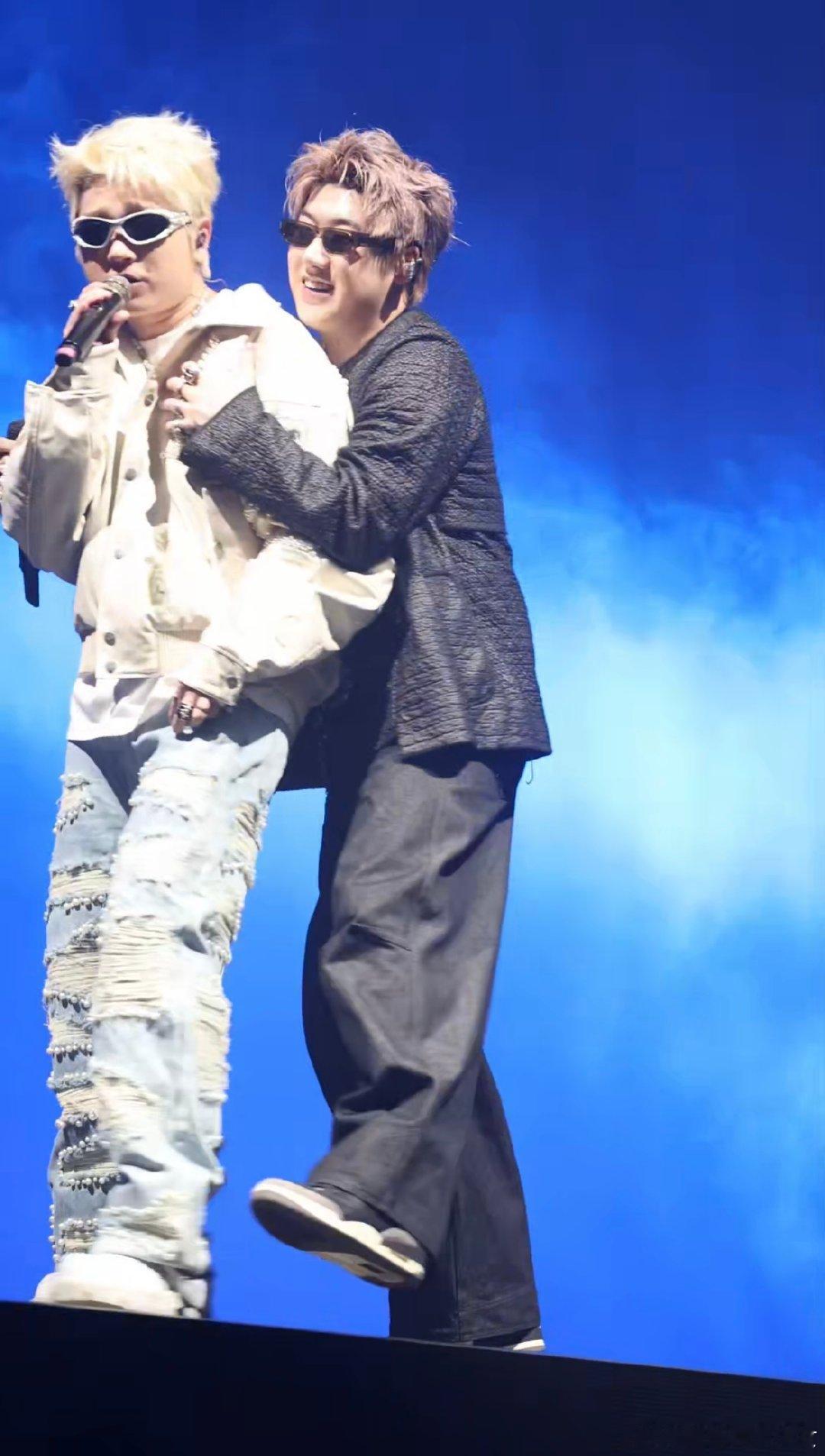 #Capper都在别人那复工#Capper最近的演出超级多，都快成为别人演唱会的