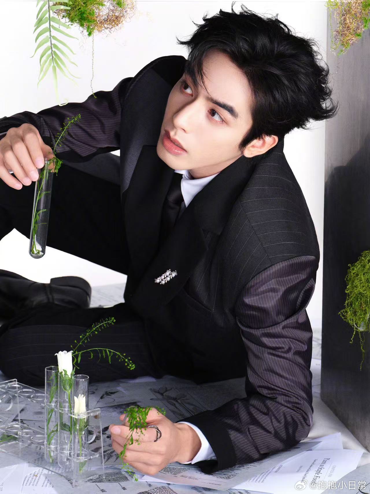 宋威龙熟男感宋威龙背头满分男这次活动造型真的绝，宋威龙梳起背头气场全开，每一处都