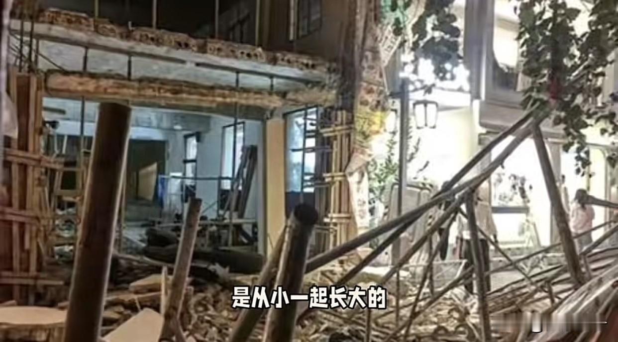 又是人山人海的地方发生事故，以前上海滩，这次是湖南的潮宗街，因为万圣节活动，人山