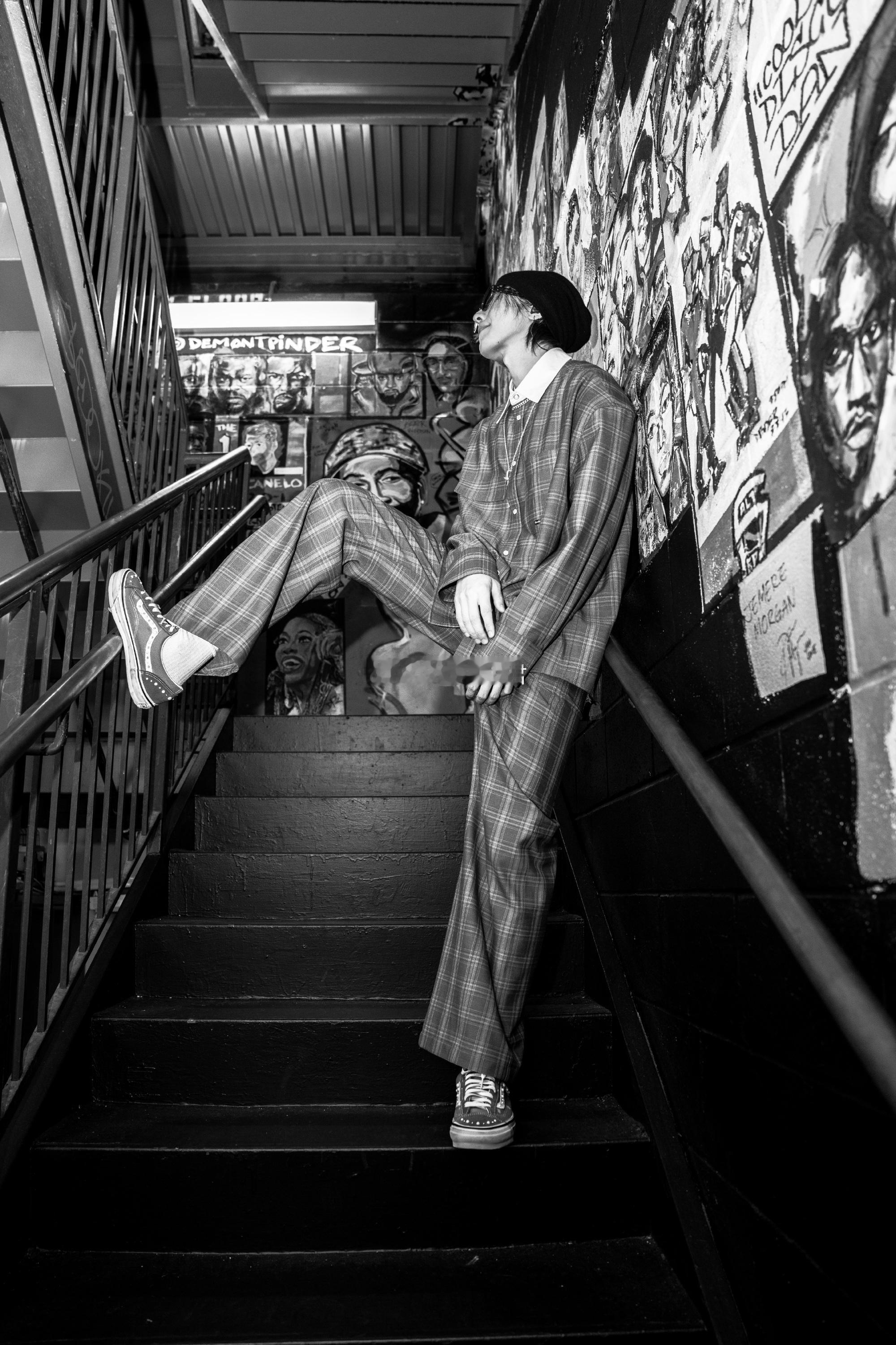 蔡徐坤只需轻轻一钓 蔡徐坤在巴黎演唱会上演了一场完美的钓鱼教学，先害羞后撩人。半