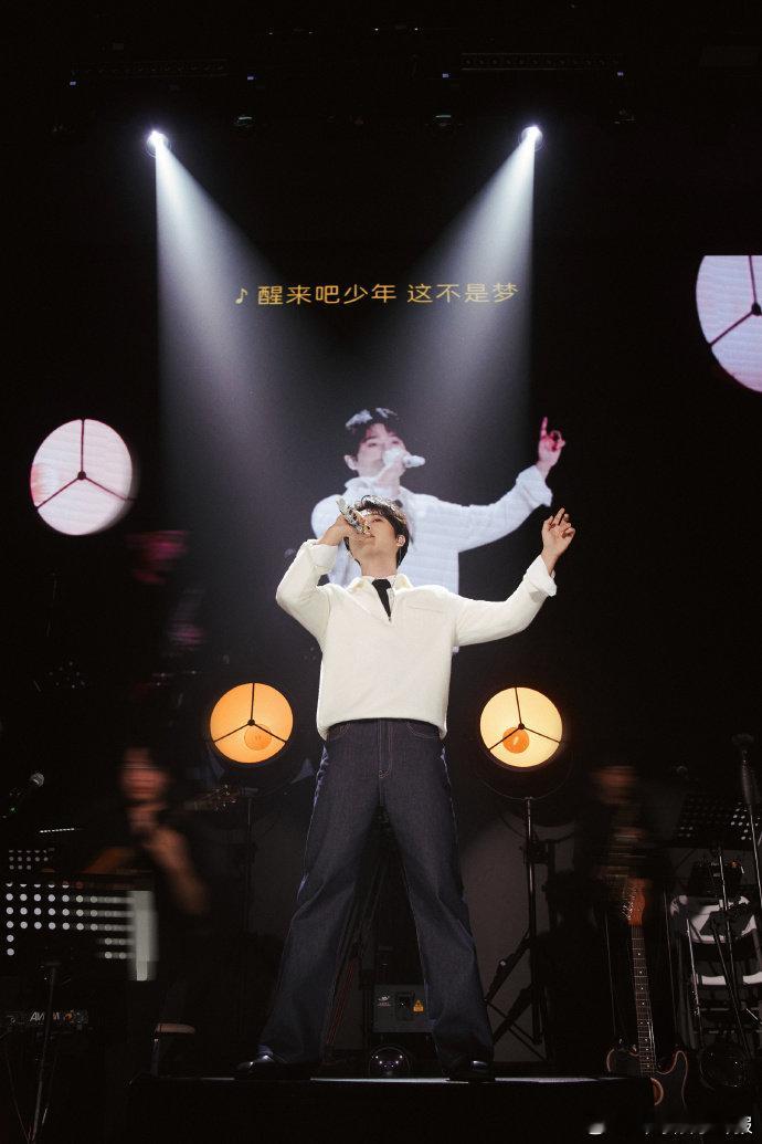 蒋敦豪 表面冷静其实慌得一批蒋敦豪你小子！表面稳如老狗，背地里慌得一批是吧?声鸣