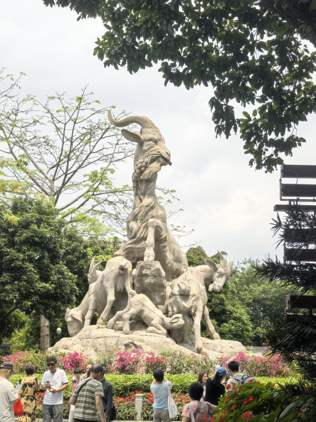 这座雕像高‌11米‌，由‌130余块花岗岩‌拼接雕刻而成，体积达53立方米，始建