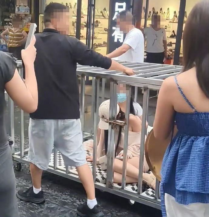 毫无悬念！又是摆拍！警方通报多人将两女子关铁笼游街