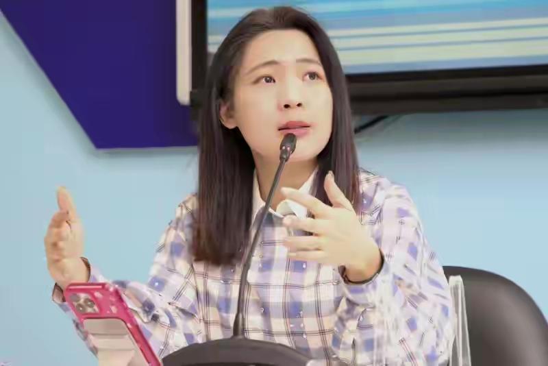 徐巧芯不掺合了？


徐巧芯这次没跟着走
原本要参加所谓入联团
和绿营的人一起去