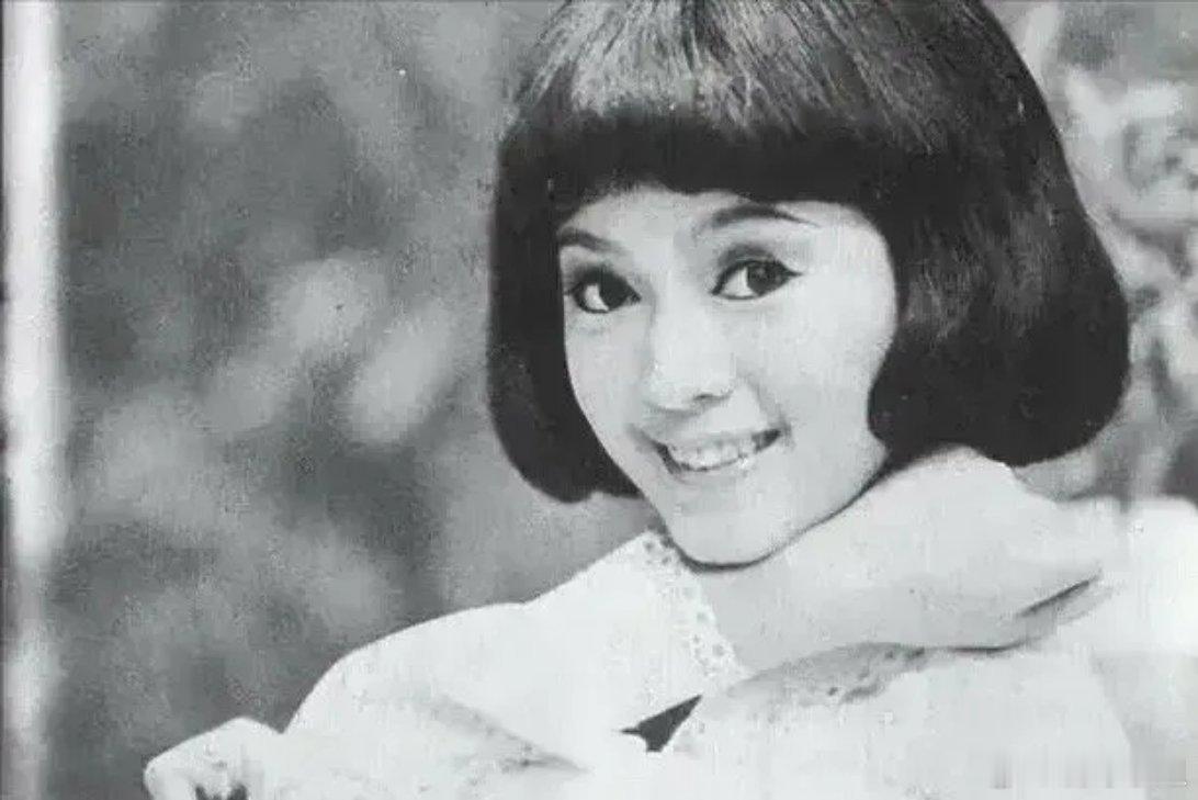 侯佩岑的妈妈林月云年轻时好漂亮，难怪被人宠了几十年[赞] ​​​