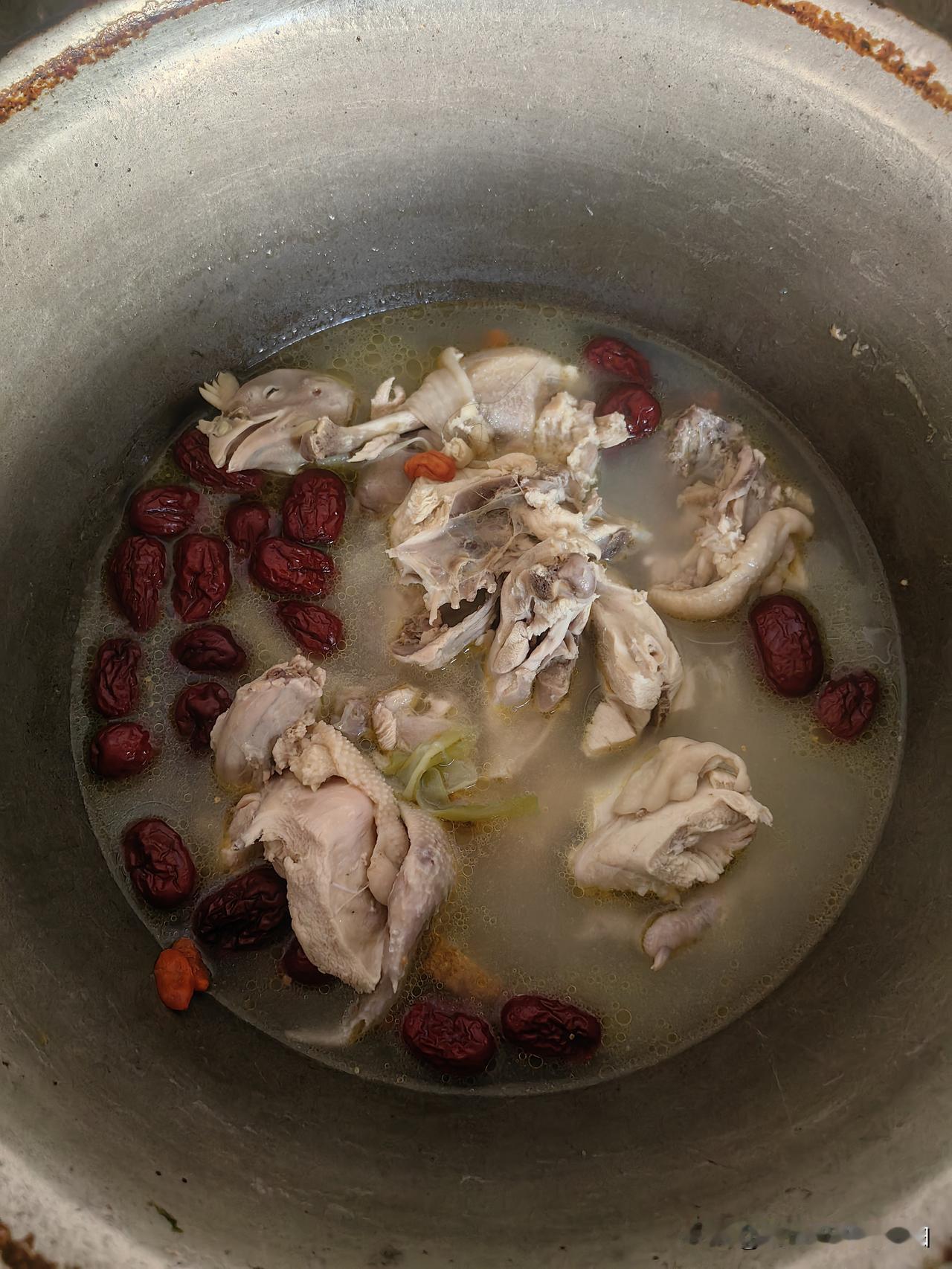 冰箱里还有一只三黄鸡，这三黄鸡是好心人给寄的，寄了两只，之前给老公炖了一只，今趁