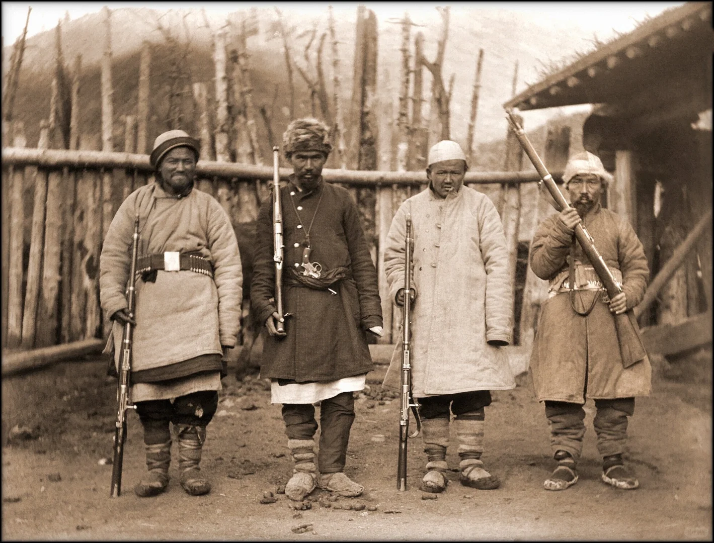 1915年，中国新疆帕诺帕避难所的四名穆斯林土匪，马克·奥雷尔·斯坦因...