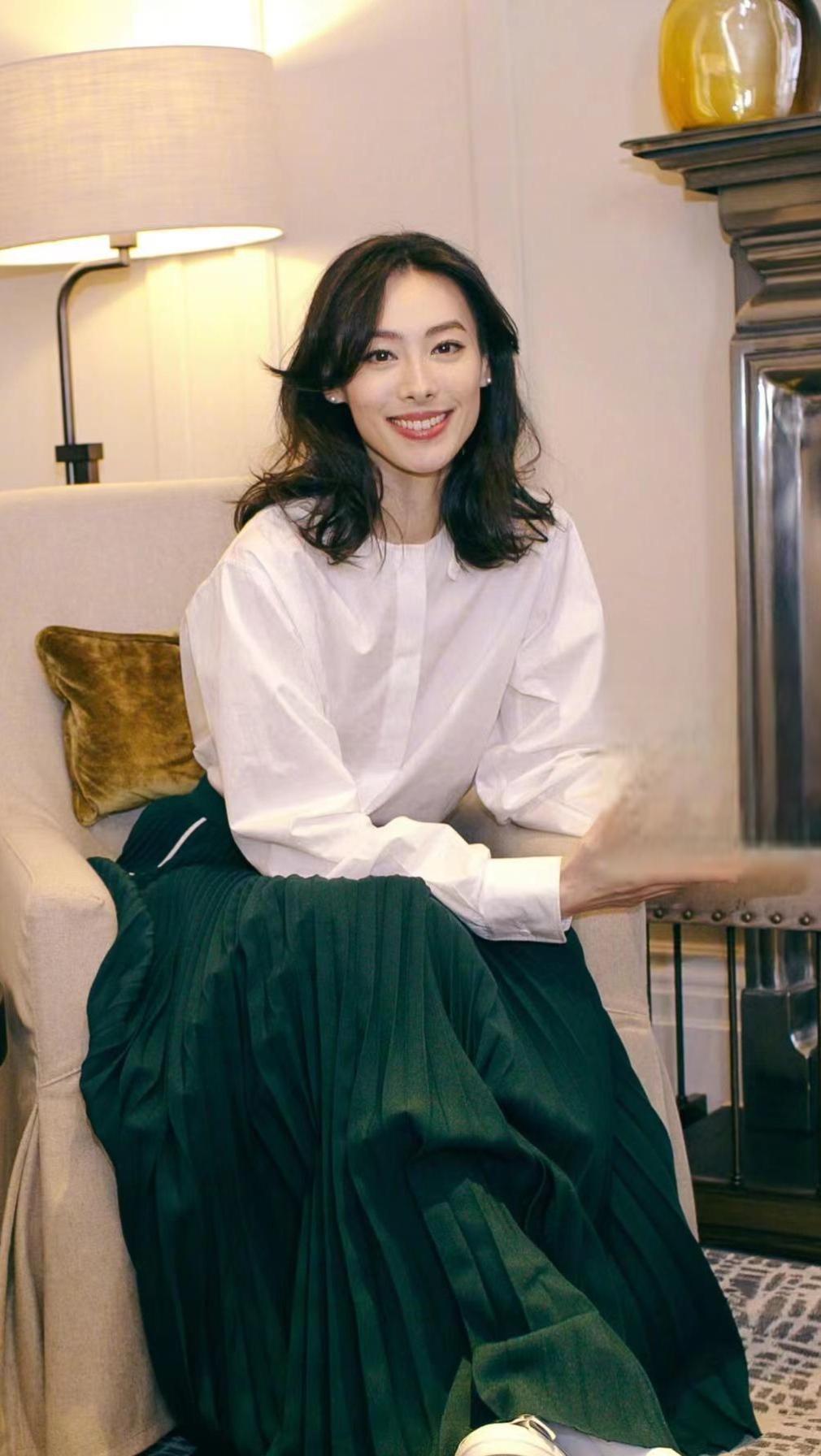 梁洛施，生于澳门，中英葡混血，中国香港演员、歌手。16岁正式出道，凭借《伊莎贝拉