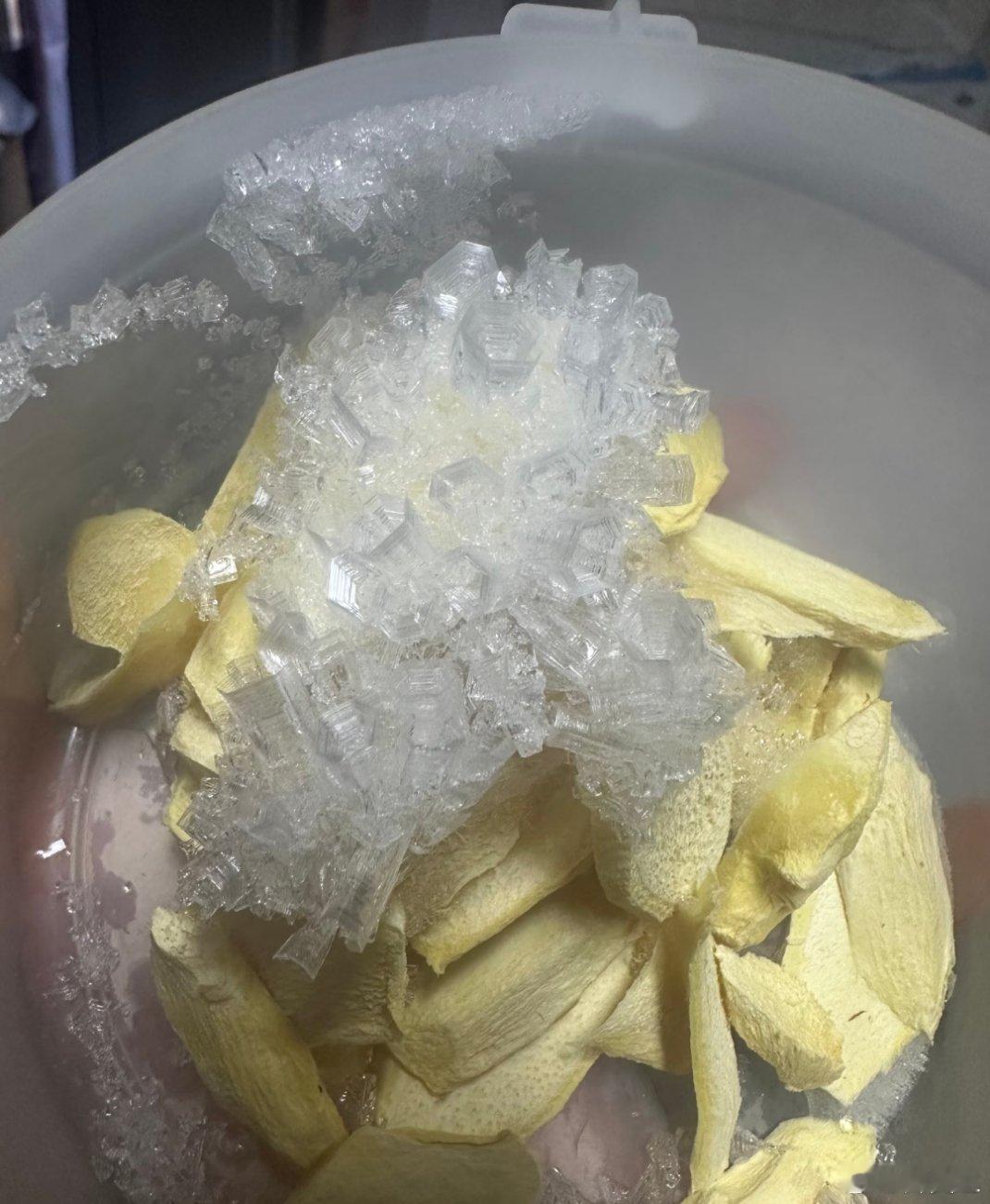 为什么冷冻生姜会结这种形状的冰哇打开冷冻发现生姜上长了这种五边形六边形的冰，这是