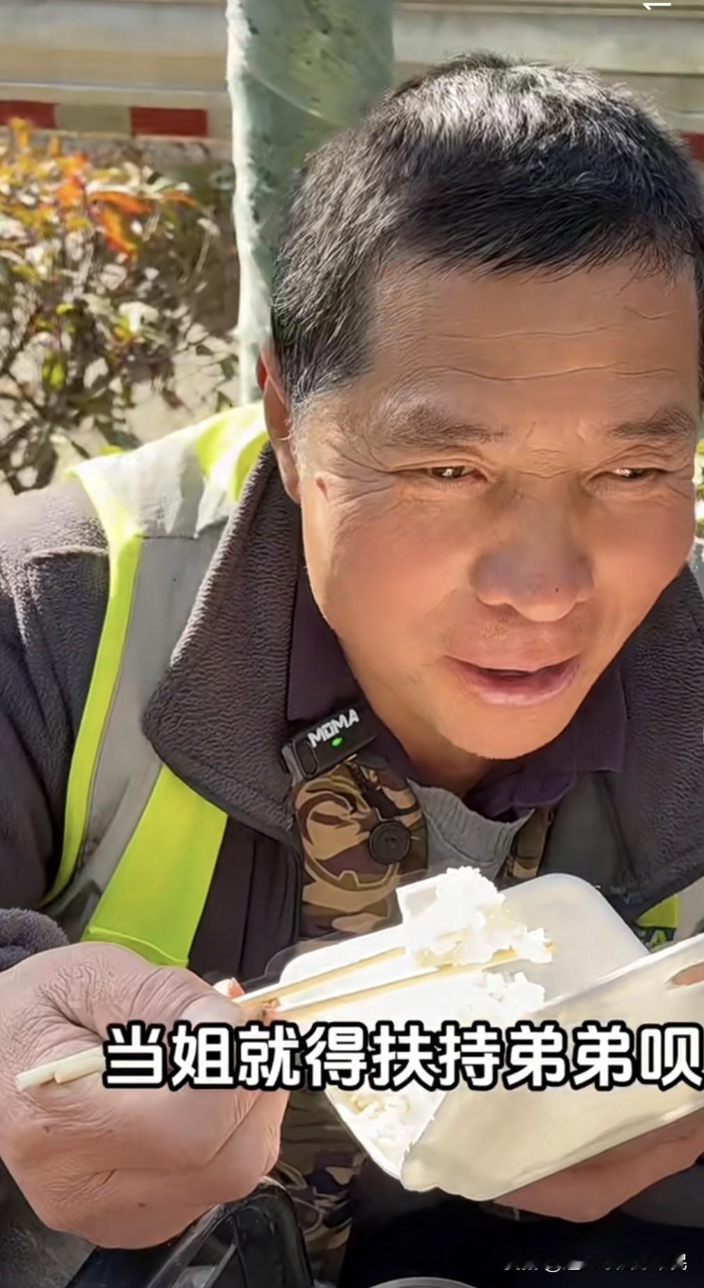 三个闺女一个儿
这位中年父亲说他有三个闺女一个儿子
将来儿子结婚他根本不发愁
因