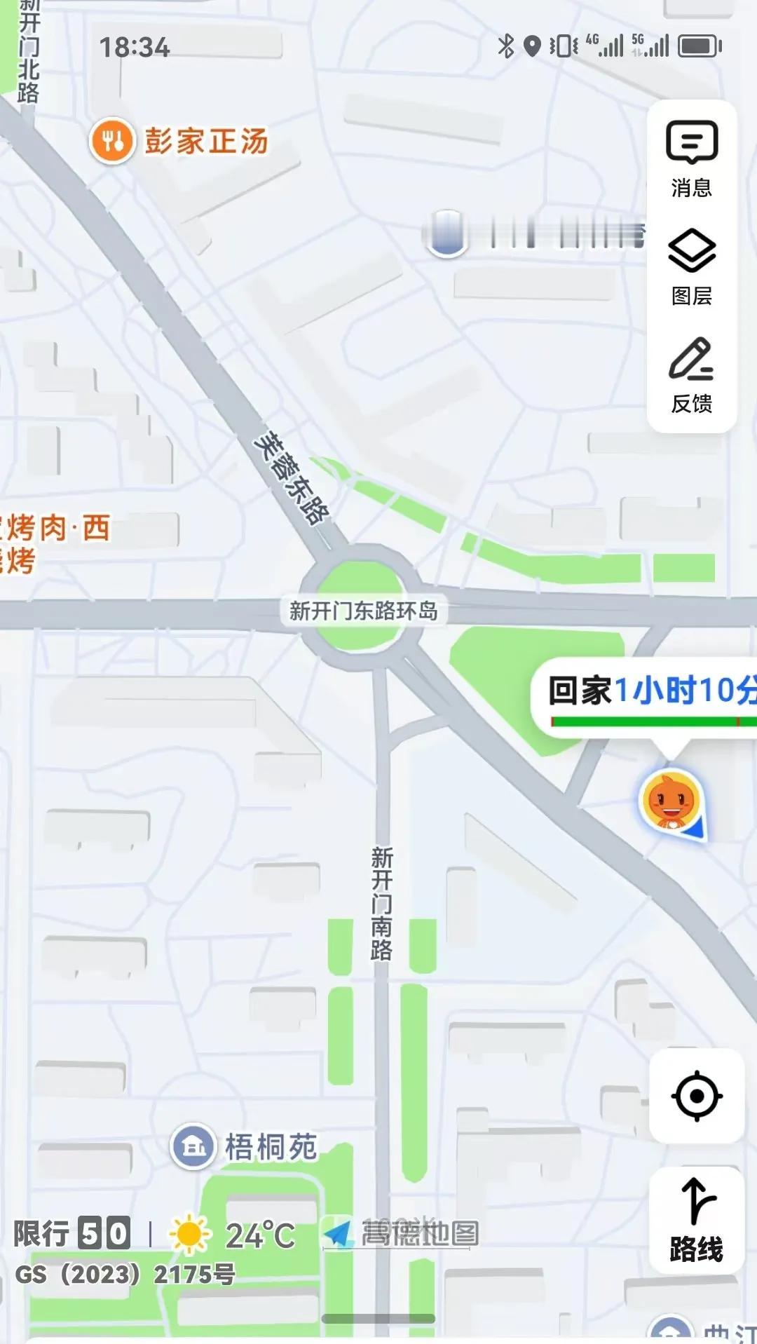 每次过这里的斑马线，都犯怵，提心吊胆的穿行在5条路的汽车中间，头有八个斗大。
