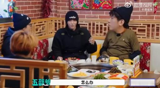 邵子恒海外训练时大腿曾被烫伤 邵子恒海外训练时在便利店泡面，谁能想到桌子会动，大