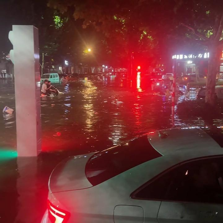 刚才，晚上七点左右，大名县下了大雨，雨特别大，而且因为有北风，我们家北窗户都进水