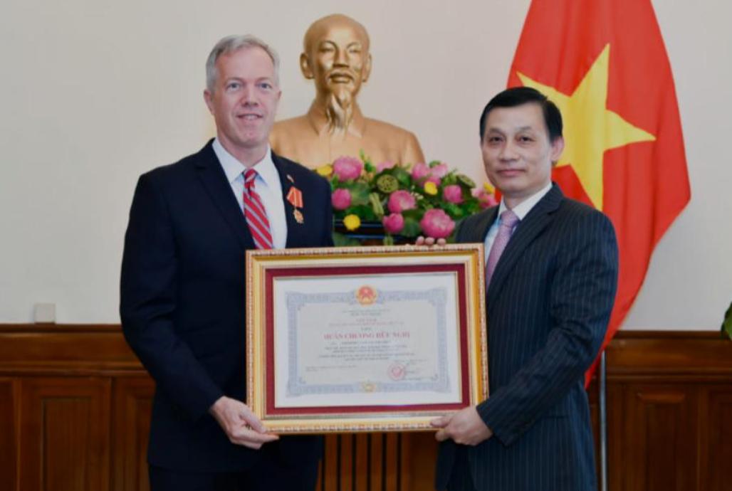 越南，正在拼命“脱亚入欧”，信号很不寻常。

有人说，它早晚会像日韩新加坡，跻身