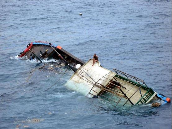 土耳其海边出大事，4月1日附近海域，一艘载着移民的小船突然倾覆，11人当场丧命，
