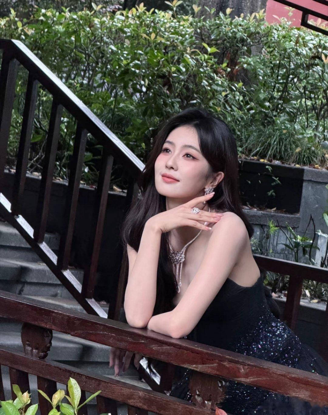 又被白鹿美到了，气质小黑裙加上这个大砖石项链，闪眼 ​​​