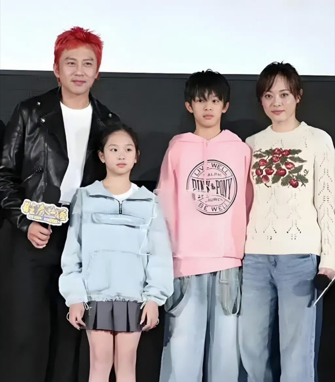 邓超女儿最近迷上了卡拉ok，十万人演唱会请马上安排[doge]，超哥卡拉歌王身份
