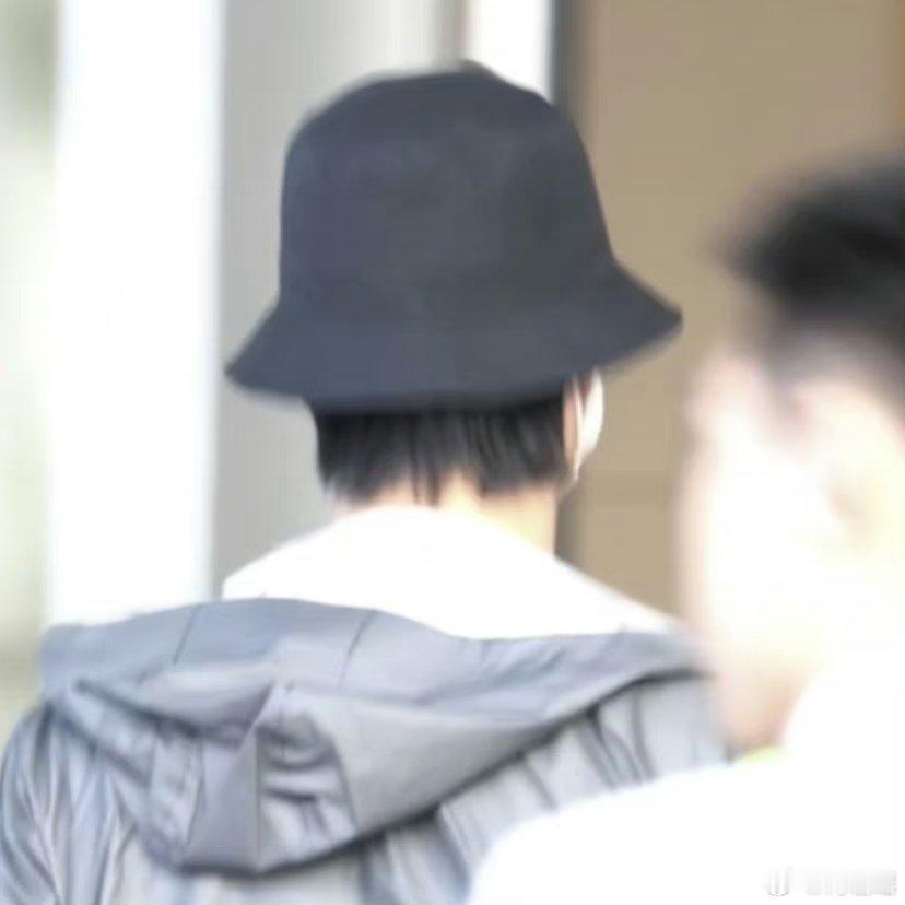 #王一博狗啃发尾#  近日，出发飞往北京[飞机]，一博身穿一身休闲装，戴着一顶黑