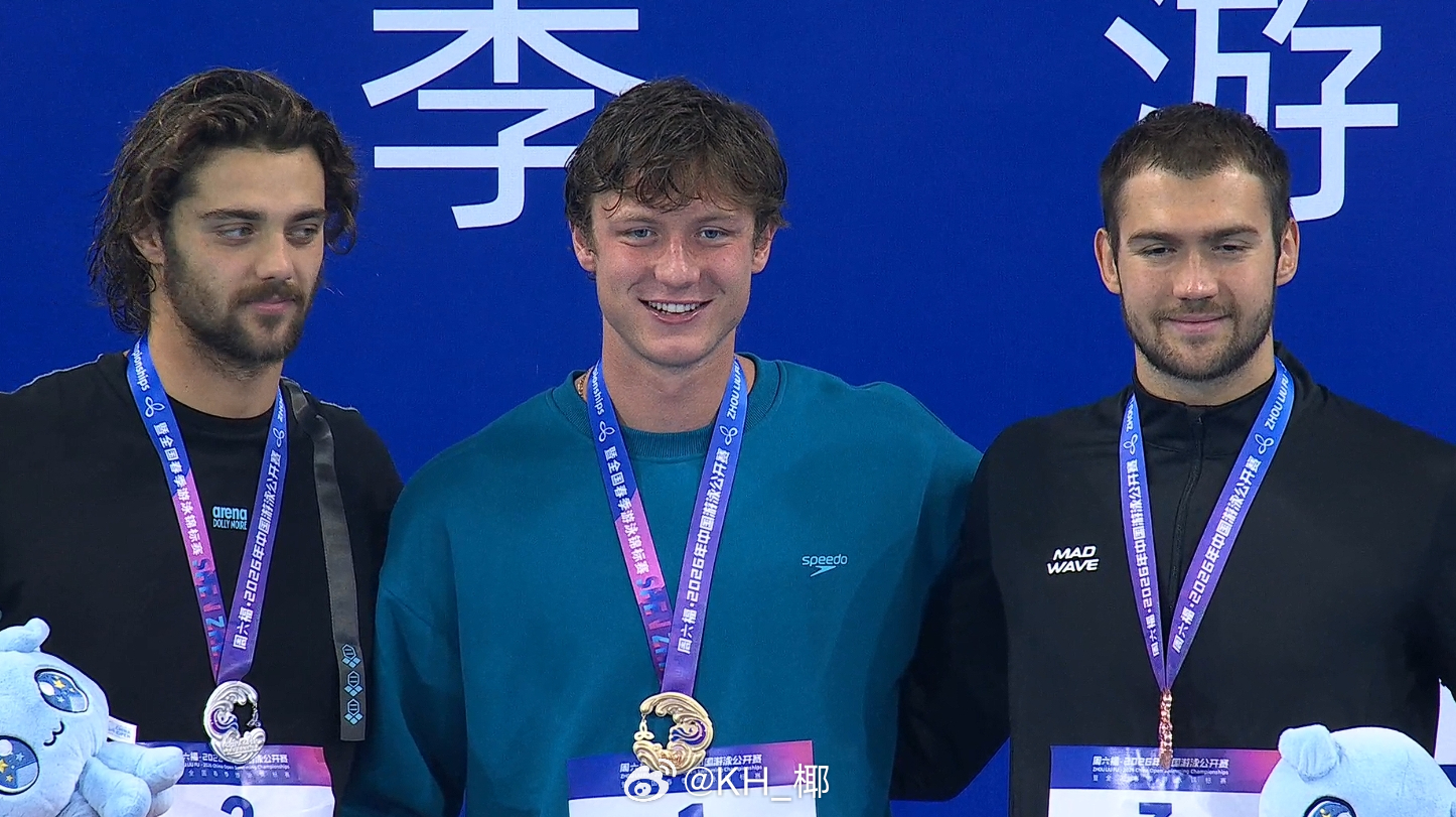 两个胡子哥夹着小鲜肉