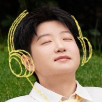 左边亲一口😚右边亲一口😘中间更是一大口😙QQ音乐生态首席代言人孙颖莎 ​​