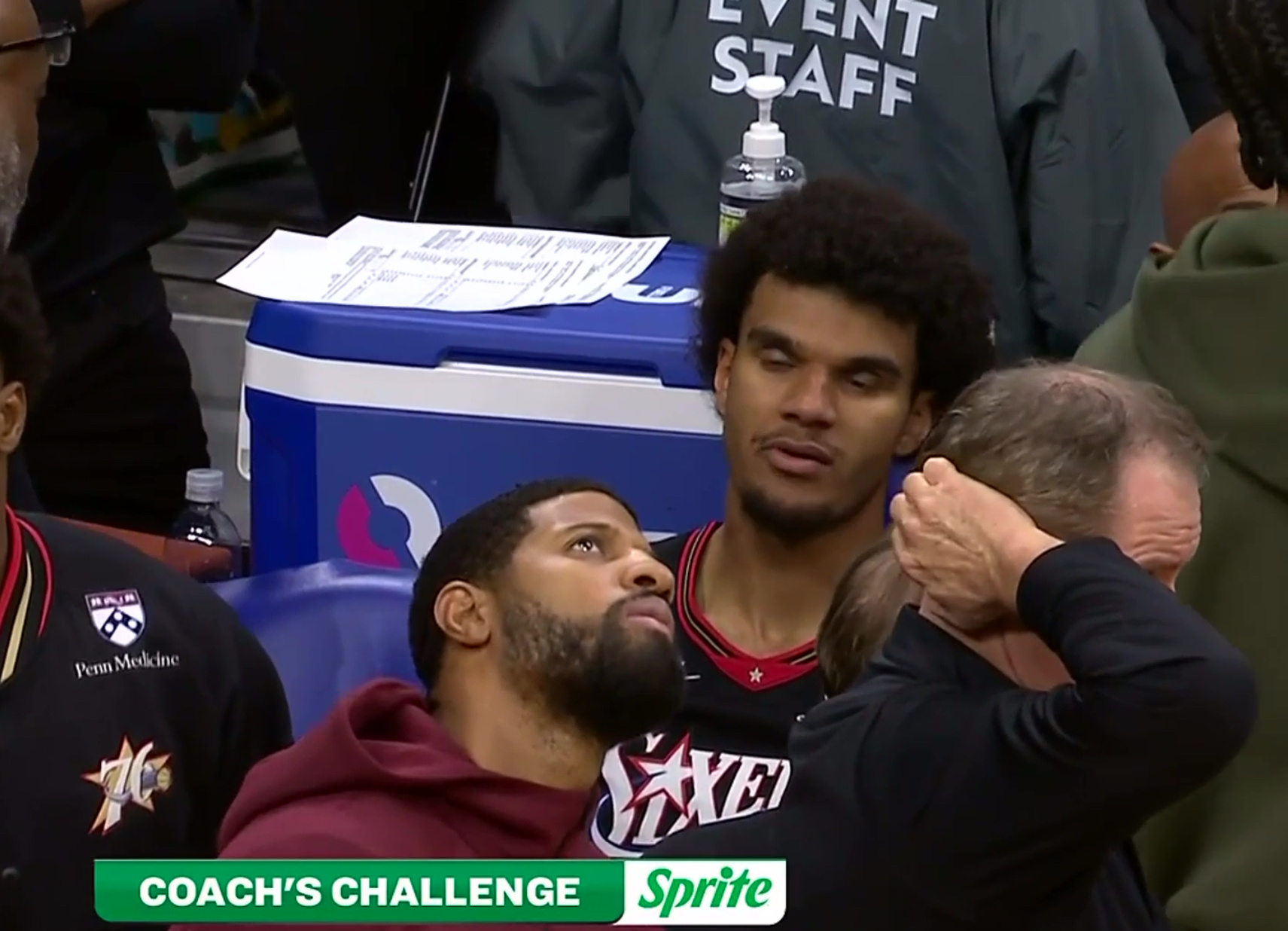 看啥呢，又不上去帮忙！费城76人76人vs勇士