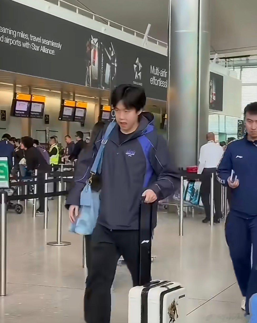 载誉英伦，奔赴归程！国乒主力结束英国交流启程回国，双冠荣光续写新篇国乒启程回国了