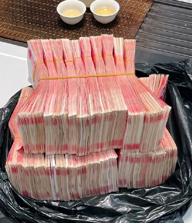 别小看手里的50万存款。
如果一个普通家庭现在能拿出50万元现金，名下有一套10