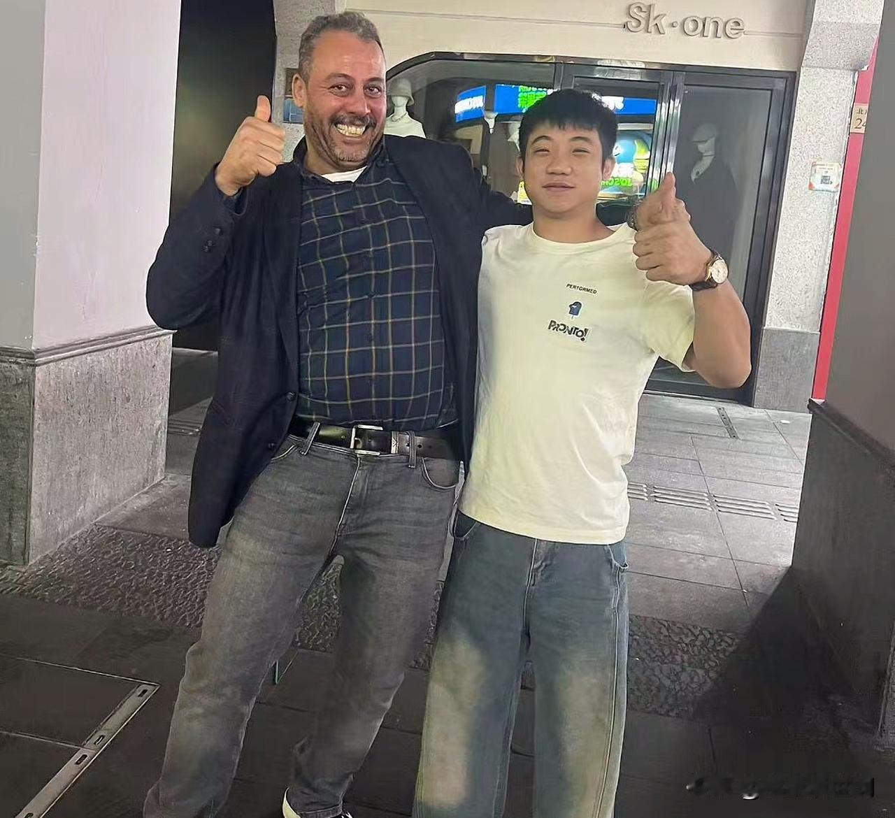 今天在步行街碰到一个外国友人，合影留作纪念，这份相遇很难得也很珍贵[比心]