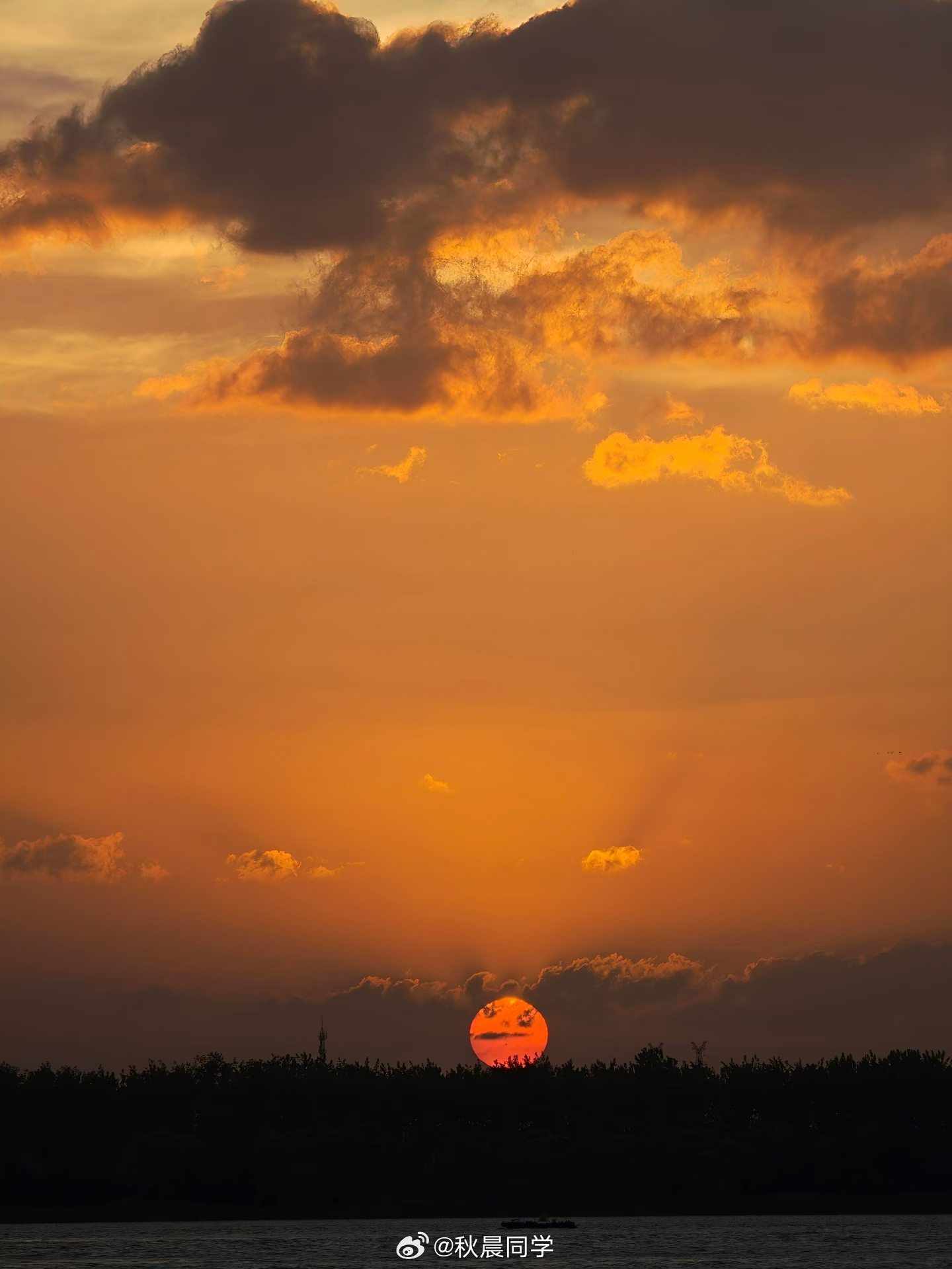 夕阳还自带个邪恶表情包 你们发现没