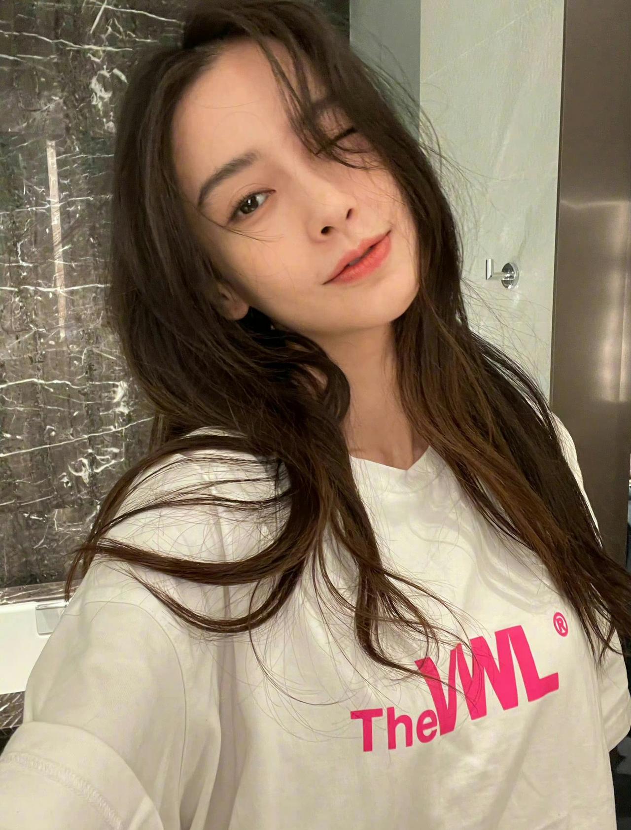[给你小心心]Angelababy羌族服饰ccd大片

“生命的意义在于爱己，而