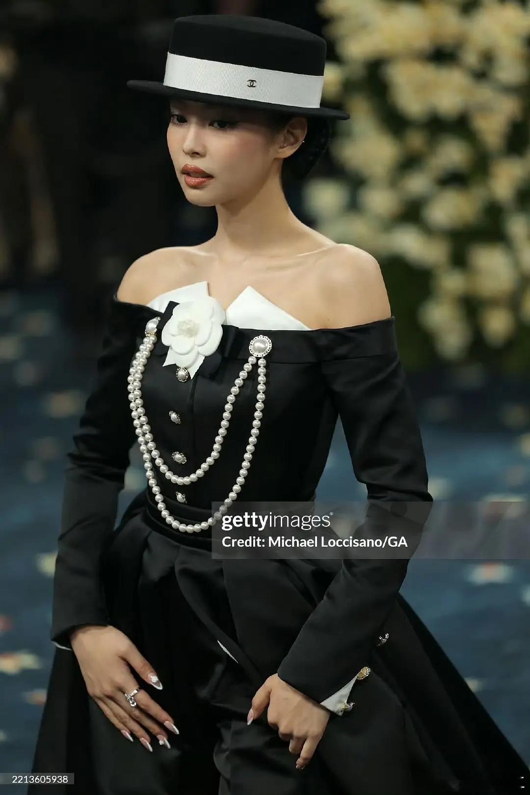 JENNIE[超话]  Jennie MetGala G社生图MetGalaJe