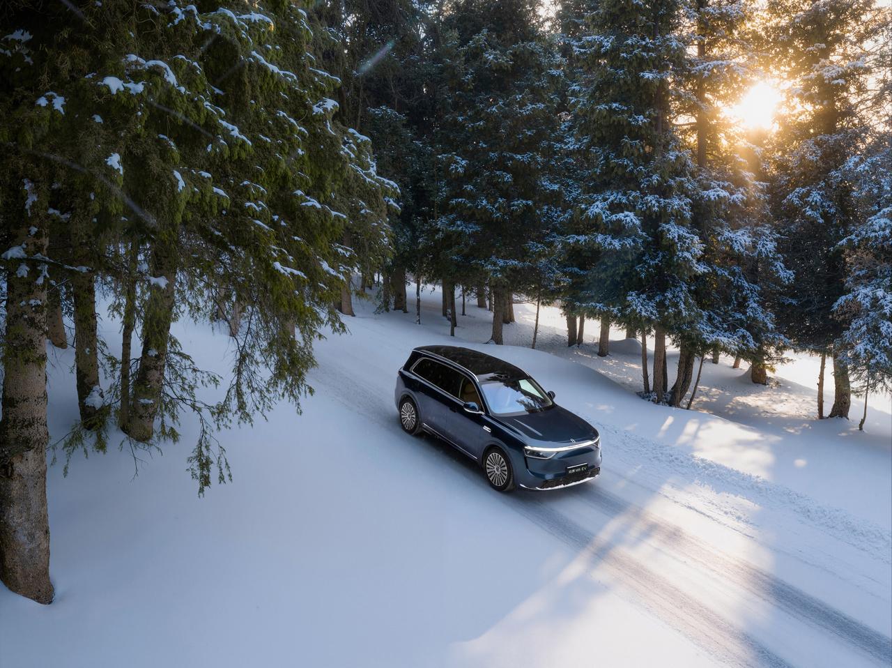 雪茫茫，窗外的世界一片混沌。前方车辆卷起的雪雾让视线变得更加模糊，多亏了问界M8