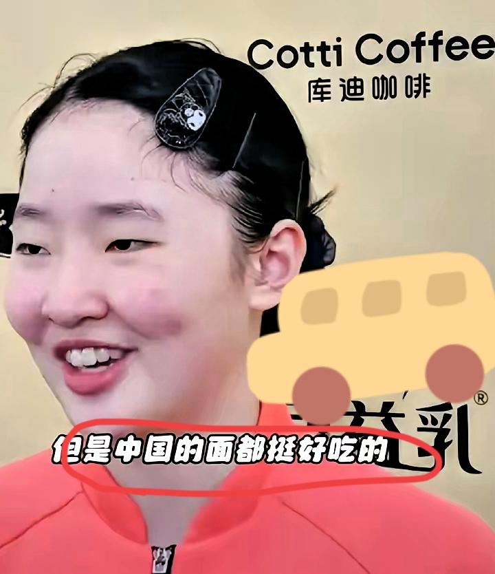 张本美和采访说中国的面都挺好吃，被不少人吐槽情商低。
 
其实孩子在日本长大，环