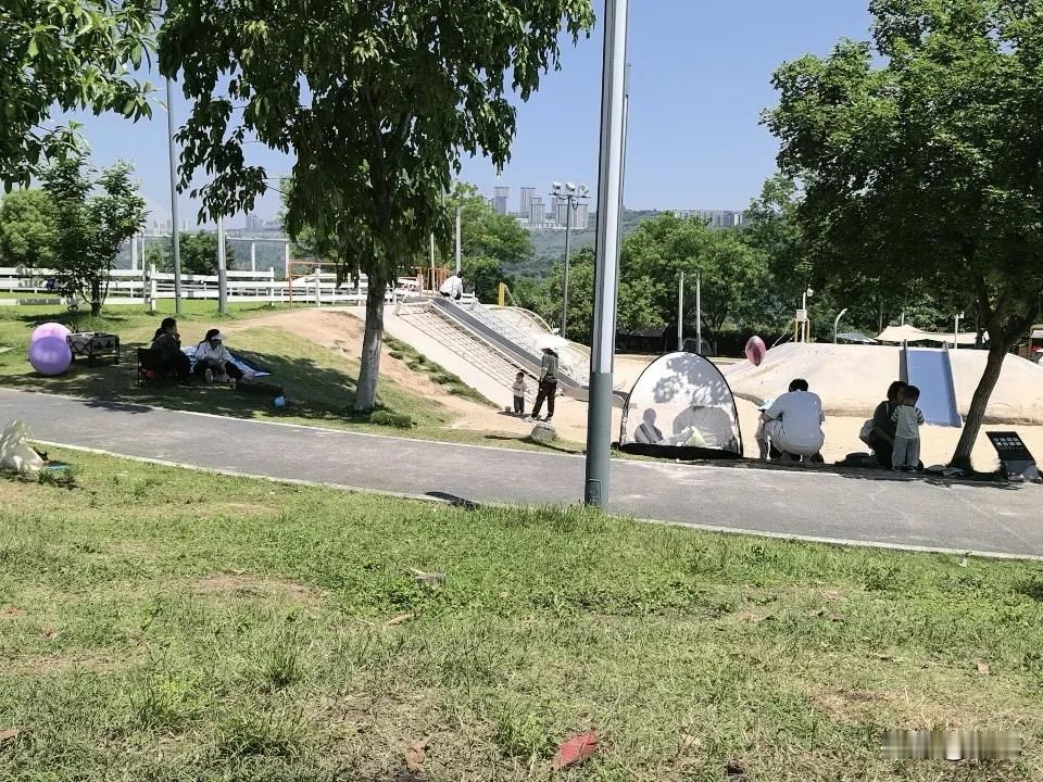 现在有很多人都喜欢到公园里去玩。亲近大自然。晒晒太阳。