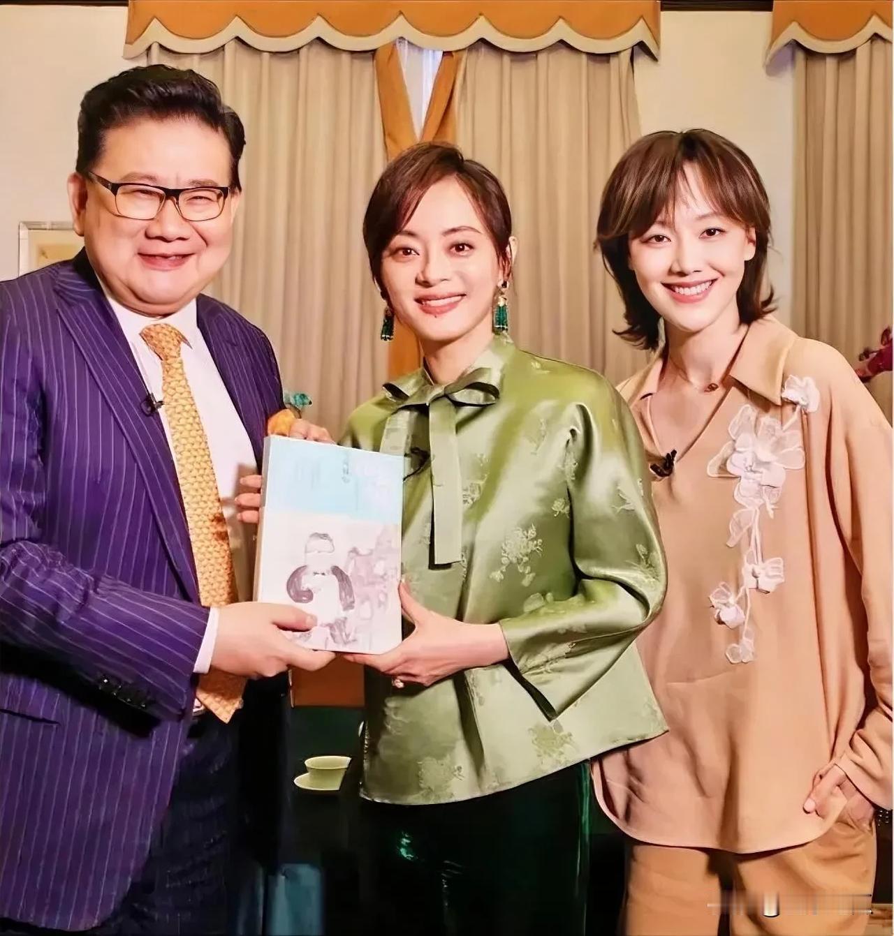 孙俪、曹可凡和王欢三人合照，孙俪状态真好。
孙俪的神气和状态又回来了，又有娘娘的