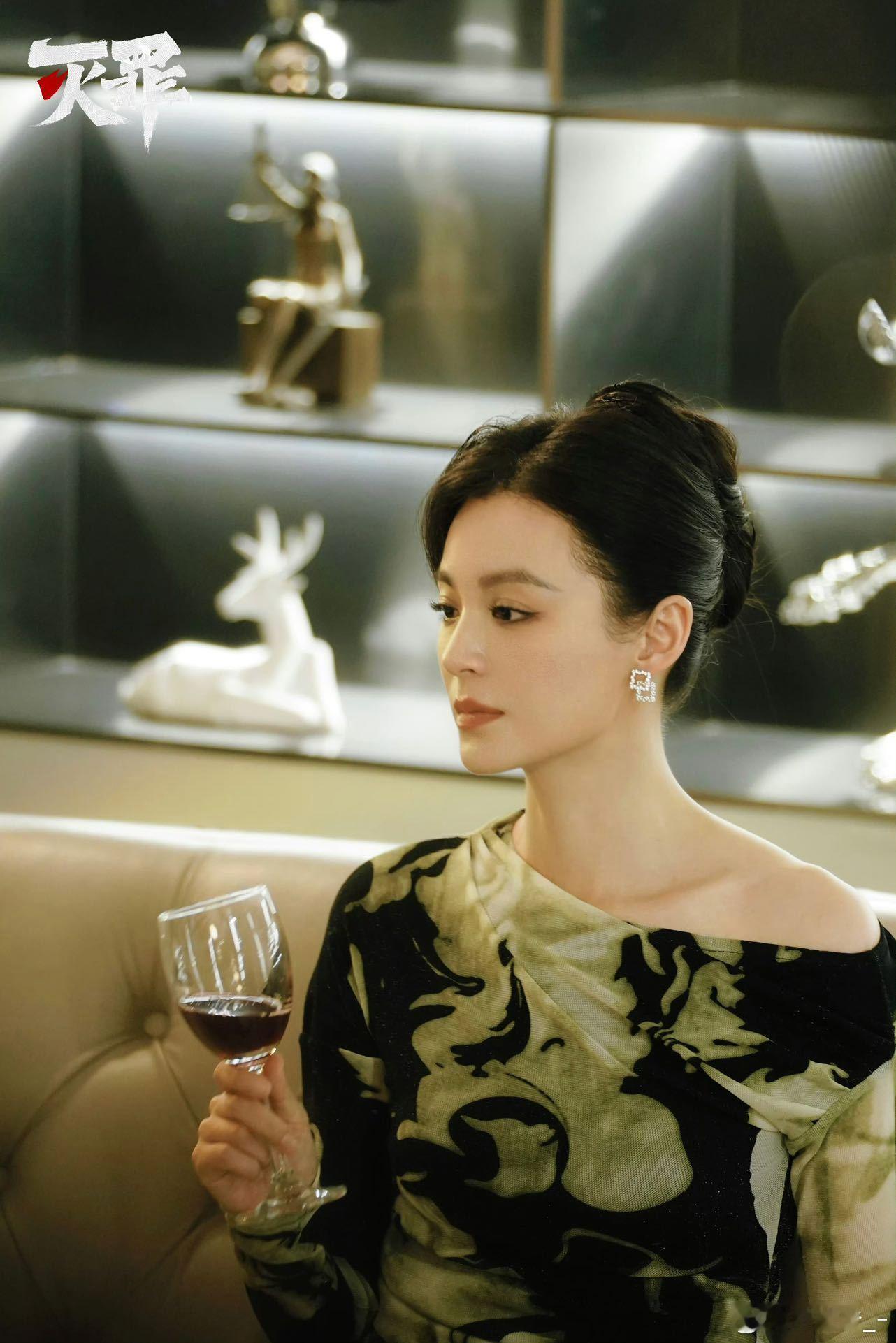 毛林林再演恶女反派毛林林这次在《灭罪》里的江雁，完美诠释恶女反派。一个眼神就能让