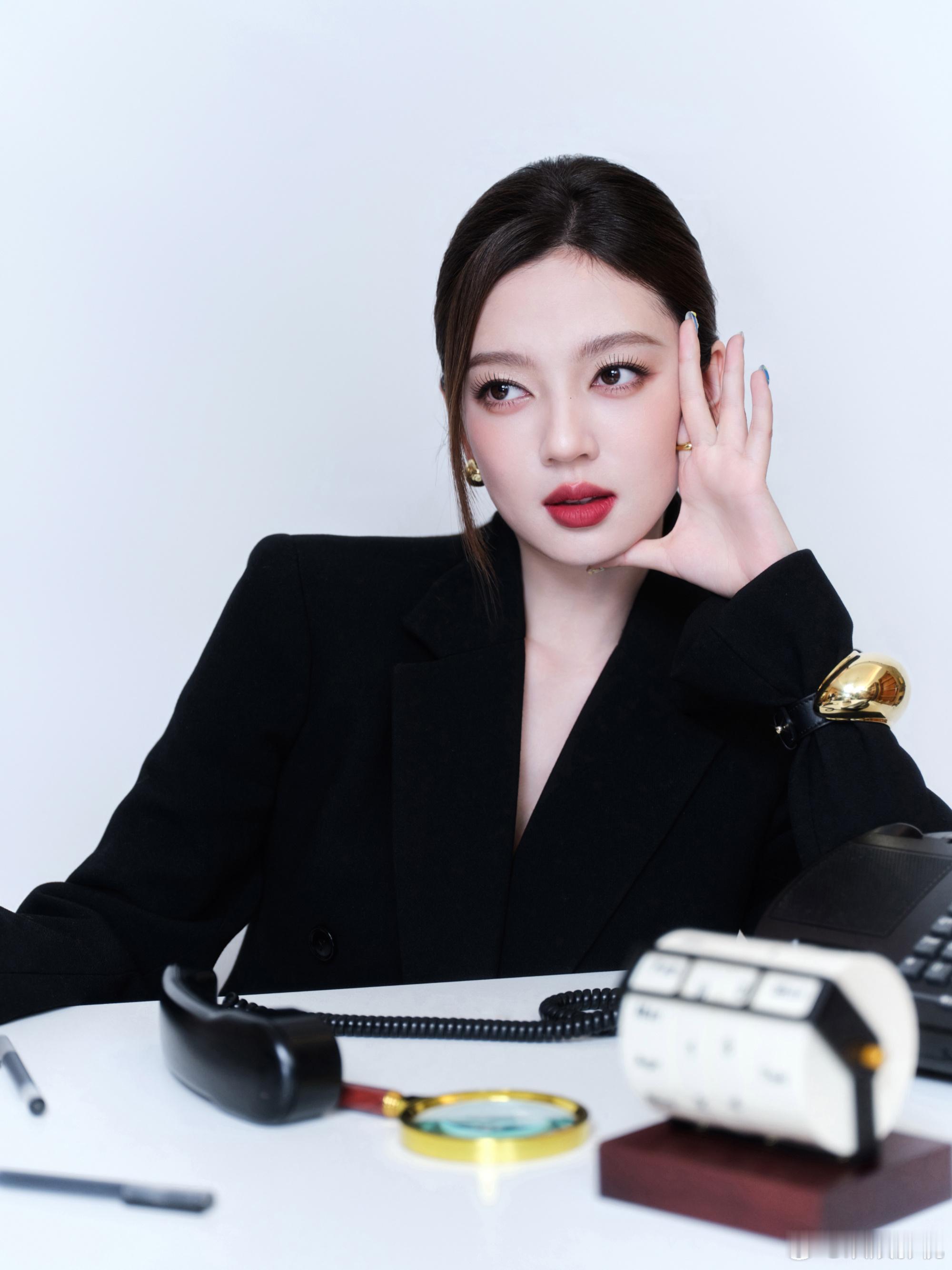 凝就多维魅力，解锁率性真章。欢娱影视演员今日出席电视剧年少有为 线下追剧团&直播