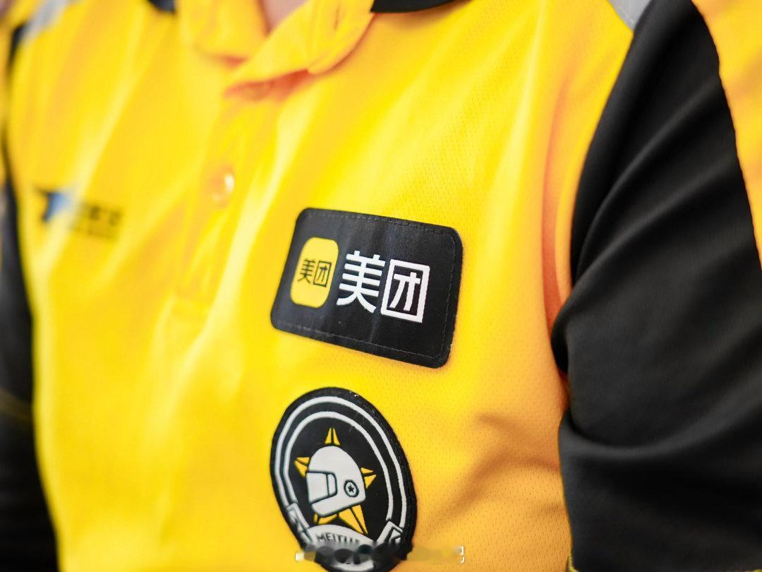 兰州街头出现一支浪漫守护队美团骑手安全停一下酷一夏烟火兰州迎来暖心守护，美团骑手
